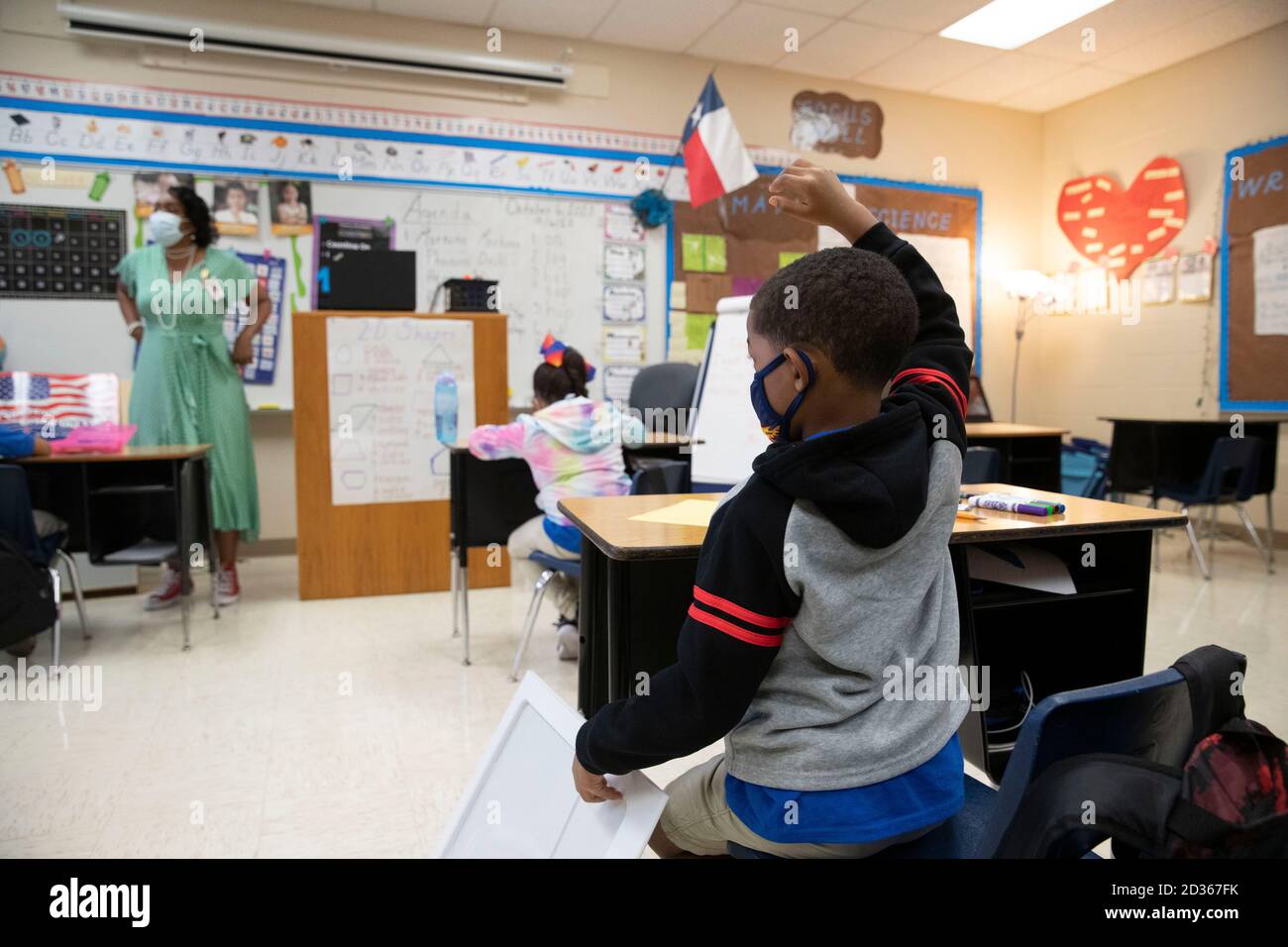 Sous la surveillance soigneuse de l'enseignante de première année Nicole Miller avec beaucoup de PPE prêt, les élèves reviennent pour l'apprentissage en personne une fois de plus pendant la deuxième journée de cours à Campbell Elementary à Austin. L'école publique utilise une combinaison d'apprentissage à distance et en personne à l'âge du coronavirus. Crédit : Bob Daemmrich/Alay Live News Banque D'Images