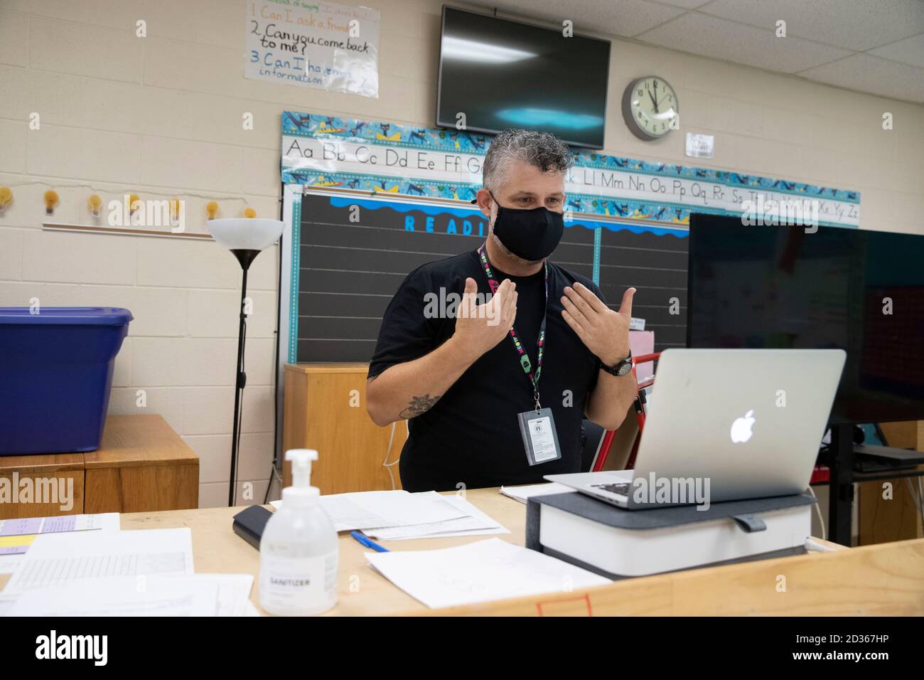 Austin, TX USA 6 octobre 2020: Professeur d'art Kevin Abeyta utilise un ordinateur portable pour enseigner à ses élèves à distance à Campbell Elementary à Austin. L'école publique utilise une combinaison d'apprentissage à distance et en personne pendant la pandémie du coronavirus. Les étudiants en personne restent dans une salle de classe toute la journée plutôt que de marcher dans différentes salles de classe pour d'autres cours, de sorte que l'instruction d'Abeyta est entièrement en ligne. Crédit : Bob Daemmrich/Alay Live News Banque D'Images