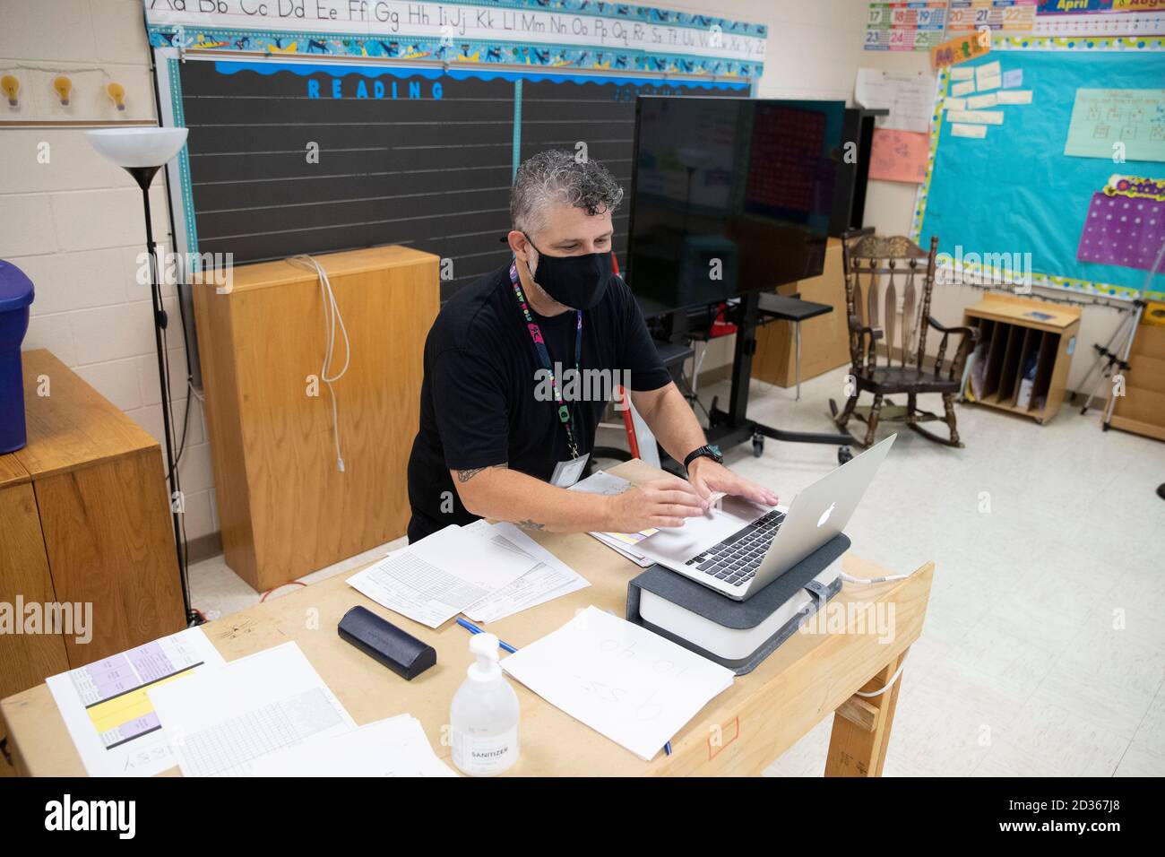 Austin, TX USA 6 octobre 2020: Professeur d'art Kevin Abeyta utilise un ordinateur portable pour enseigner à ses élèves à distance à Campbell Elementary à Austin. L'école publique utilise une combinaison d'apprentissage à distance et en personne pendant la pandémie du coronavirus. Les étudiants en personne restent dans une salle de classe toute la journée plutôt que de marcher dans différentes salles de classe pour d'autres cours, de sorte que l'instruction d'Abeyta est entièrement en ligne. Crédit : Bob Daemmrich/Alay Live News Banque D'Images
