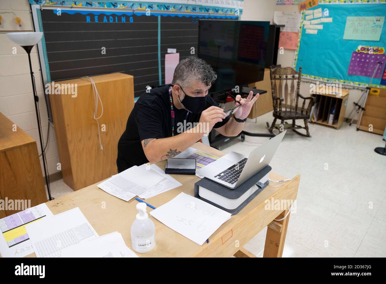 Austin, TX USA 6 octobre 2020: Professeur d'art Kevin Abeyta utilise un ordinateur portable pour enseigner à ses élèves à distance à Campbell Elementary à Austin. L'école publique utilise une combinaison d'apprentissage à distance et en personne pendant la pandémie du coronavirus. Les étudiants en personne restent dans une salle de classe toute la journée plutôt que de marcher dans différentes salles de classe pour d'autres cours, de sorte que l'instruction d'Abeyta est entièrement en ligne. Crédit : Bob Daemmrich/Alay Live News Banque D'Images
