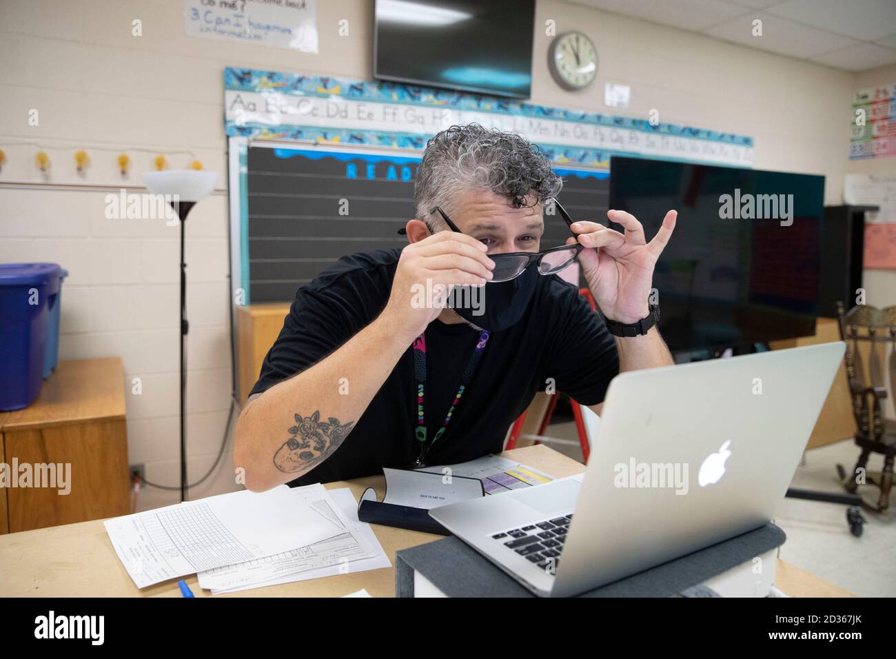 Austin, TX USA 6 octobre 2020: Professeur d'art Kevin Abeyta utilise un ordinateur portable pour enseigner à ses élèves à distance à Campbell Elementary à Austin. L'école publique utilise une combinaison d'apprentissage à distance et en personne pendant la pandémie du coronavirus. Les étudiants en personne restent dans une salle de classe toute la journée plutôt que de marcher dans différentes salles de classe pour d'autres cours, de sorte que l'instruction d'Abeyta est entièrement en ligne. Crédit : Bob Daemmrich/Alay Live News Banque D'Images
