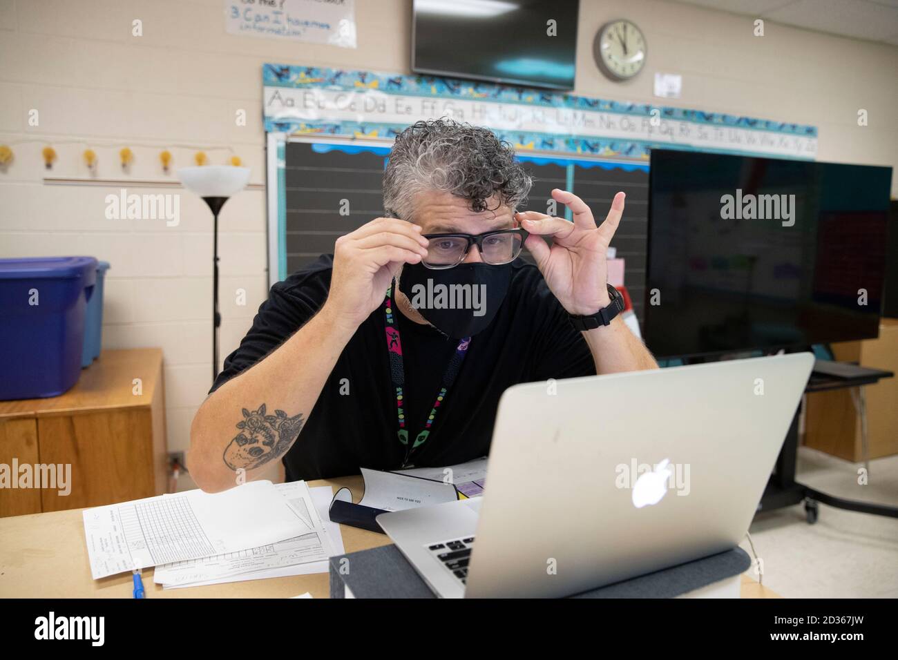 Austin, TX USA 6 octobre 2020: Professeur d'art Kevin Abeyta utilise un ordinateur portable pour enseigner à ses élèves à distance à Campbell Elementary à Austin. L'école publique utilise une combinaison d'apprentissage à distance et en personne pendant la pandémie du coronavirus. Les étudiants en personne restent dans une salle de classe toute la journée plutôt que de marcher dans différentes salles de classe pour d'autres cours, de sorte que l'instruction d'Abeyta est entièrement en ligne. Crédit : Bob Daemmrich/Alay Live News Banque D'Images