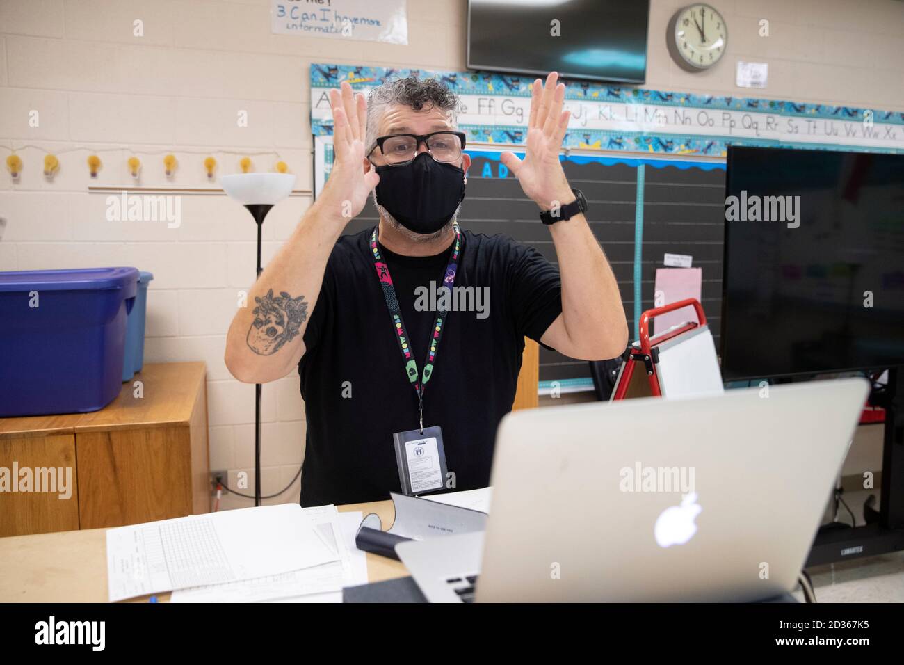 Austin, TX USA 6 octobre 2020: Professeur d'art Kevin Abeyta utilise un ordinateur portable pour enseigner à ses élèves à distance à Campbell Elementary à Austin. L'école publique utilise une combinaison d'apprentissage à distance et en personne pendant la pandémie du coronavirus. Les étudiants en personne restent dans une salle de classe toute la journée plutôt que de marcher dans différentes salles de classe pour d'autres cours, de sorte que l'instruction d'Abeyta est entièrement en ligne. Crédit : Bob Daemmrich/Alay Live News Banque D'Images