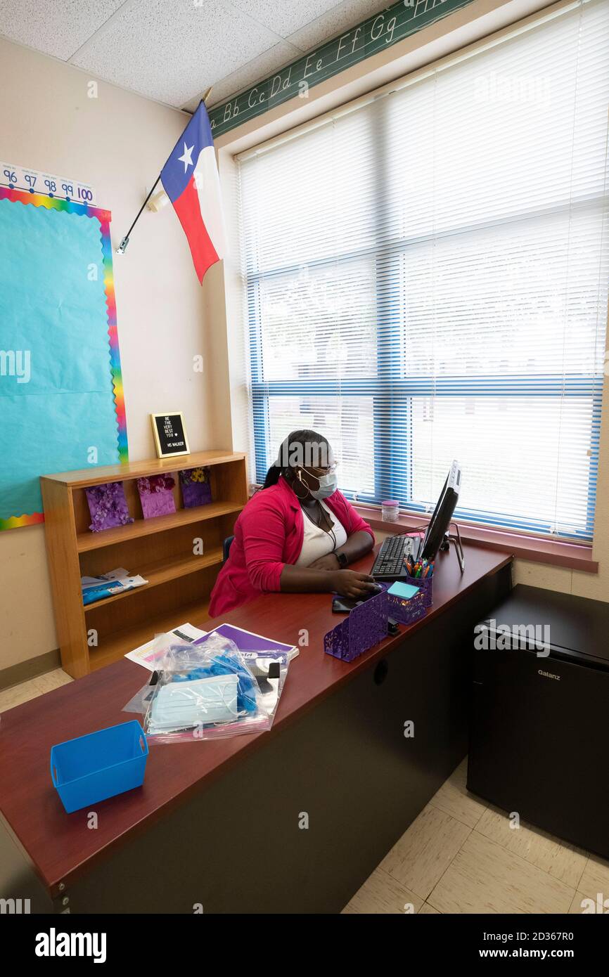 Austin, TX USA 6 octobre 2020: Une enseignante utilise un ordinateur pour enseigner à distance aux élèves de Campbell Elementary à Austin. L'école publique utilise une combinaison d'apprentissage à distance et en personne pendant la pandémie du coronavirus. Les élèves en personne séjournent dans une salle de classe toute la journée plutôt que de marcher dans différentes salles pour d'autres cours, de sorte que l'instruction de cet enseignant est entièrement en ligne. Crédit : Bob Daemmrich/Alay Live News Banque D'Images