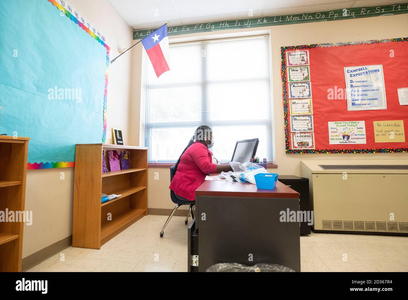 Austin, TX USA 6 octobre 2020: Une enseignante utilise un ordinateur pour enseigner à distance aux élèves de Campbell Elementary à Austin. L'école publique utilise une combinaison d'apprentissage à distance et en personne pendant la pandémie du coronavirus. Les élèves en personne séjournent dans une salle de classe toute la journée plutôt que de marcher dans différentes salles pour d'autres cours, de sorte que l'instruction de cet enseignant est entièrement en ligne. Crédit : Bob Daemmrich/Alay Live News Banque D'Images