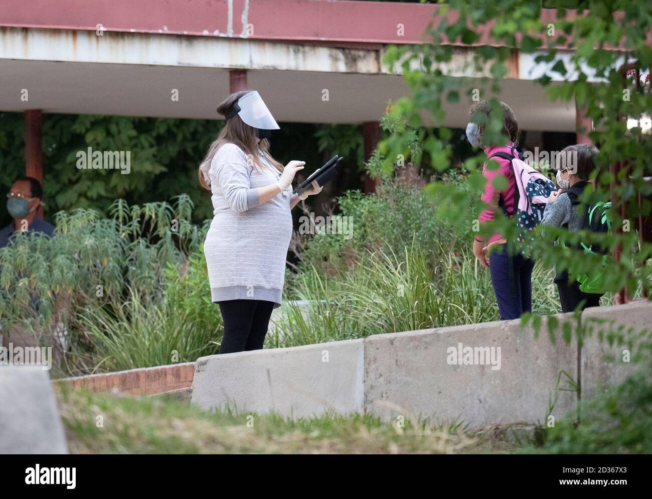 Austin, Texas USA 6 octobre 2020: L'enseignante Nicole Cormincan enregistre les élèves pour la deuxième journée de cours en personne à l'école élémentaire de Barton Hills, dans le sud d'Austin, au Texas. Toutes les températures des étudiants sont vérifiées et les revêtements de visage sont nécessaires pour entrer dans le bâtiment. Crédit : Bob Daemmrich/Alay Live News Banque D'Images