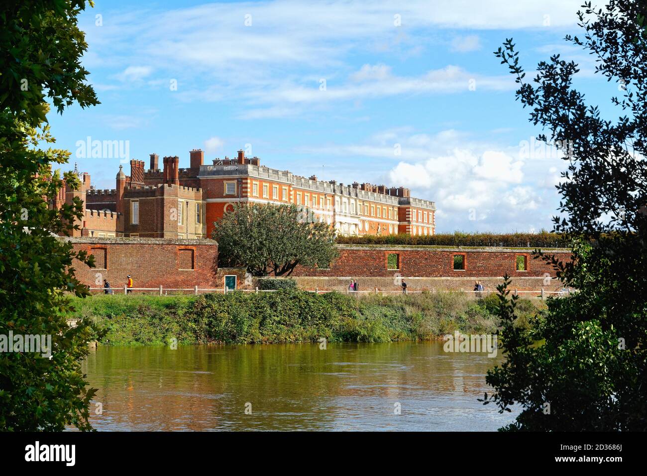 Extérieur du Palais Royal de Hampton court avec la Tamise au premier plan, un jour d'automne ensoleillé, à l'ouest de Londres Angleterre Royaume-Uni Banque D'Images