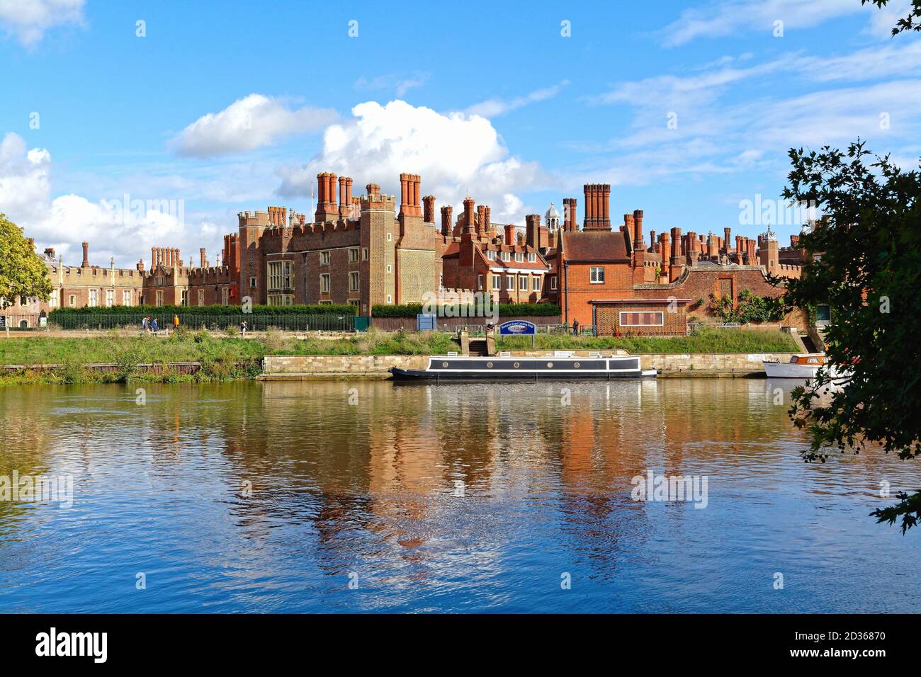 Extérieur du Palais Royal de Hampton court avec la Tamise au premier plan, un jour d'automne ensoleillé, à l'ouest de Londres Angleterre Royaume-Uni Banque D'Images