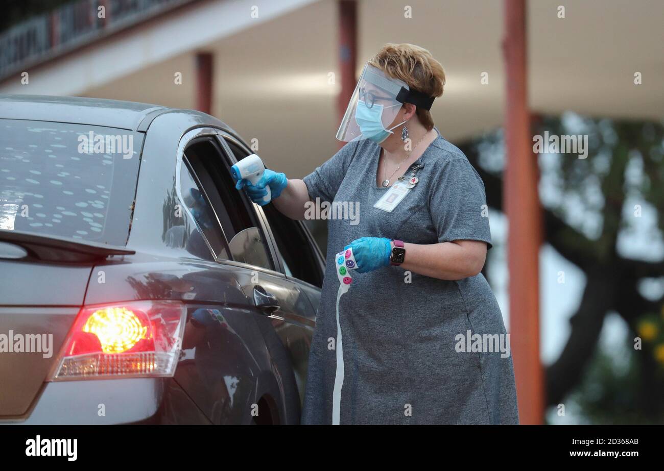 Austin, Texas USA 6 octobre 2020: Katie Achtermann, directrice de l'école de longue date, vérifie les élèves pour la deuxième journée de cours en personne à l'école élémentaire Barton Hills, dans le sud d'Austin. Les températures de tous les étudiants sont vérifiées et les revêtements de visage sont nécessaires pour entrer dans le bâtiment. Crédit : Bob Daemmrich/Alay Live News Banque D'Images