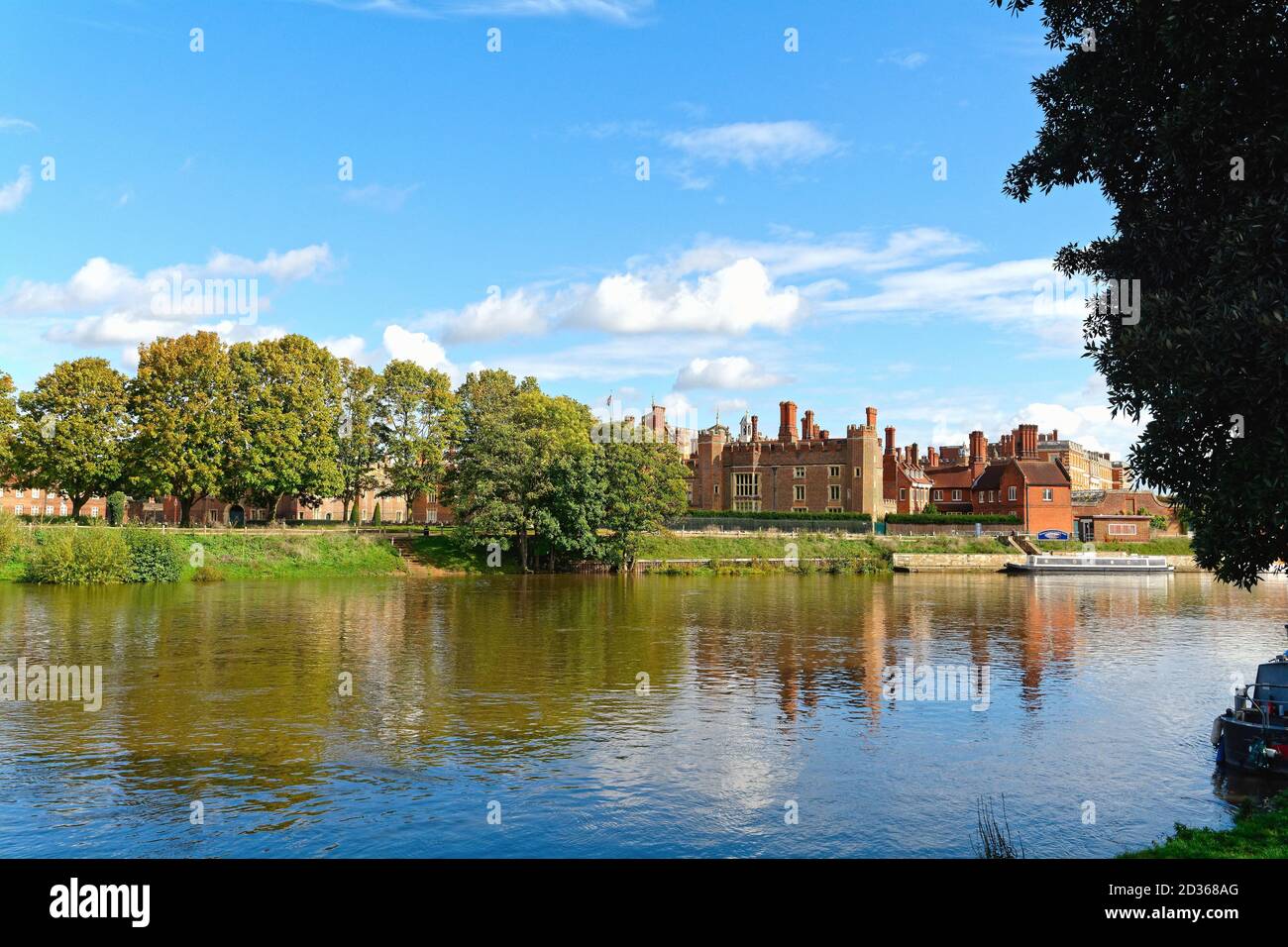 Extérieur du Palais Royal de Hampton court avec la Tamise au premier plan, un jour d'automne ensoleillé, à l'ouest de Londres Angleterre Royaume-Uni Banque D'Images