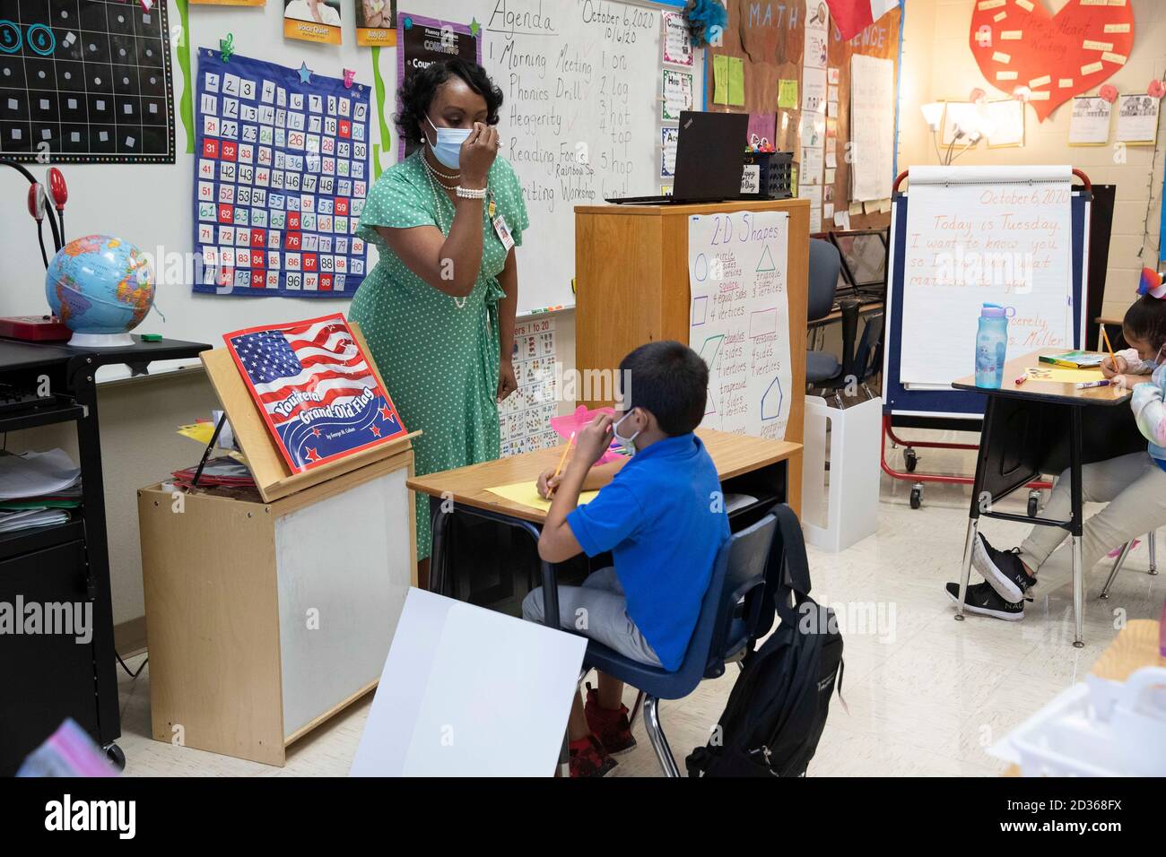 Austin, TX USA 6 octobre 2020: Sous la surveillance soigneuse de l'enseignante expérimentée de première classe Nicole Miller et avec beaucoup de PPE prêt, l'apprentissage en personne prend encore une fois au cours de la deuxième journée de cours à Campbell Elementary à Austin. Le campus public du district scolaire indépendant d'Austin utilise une combinaison d'apprentissage à distance et en personne à l'âge du coronavirus. Crédit : Bob Daemmrich/Alay Live News Banque D'Images
