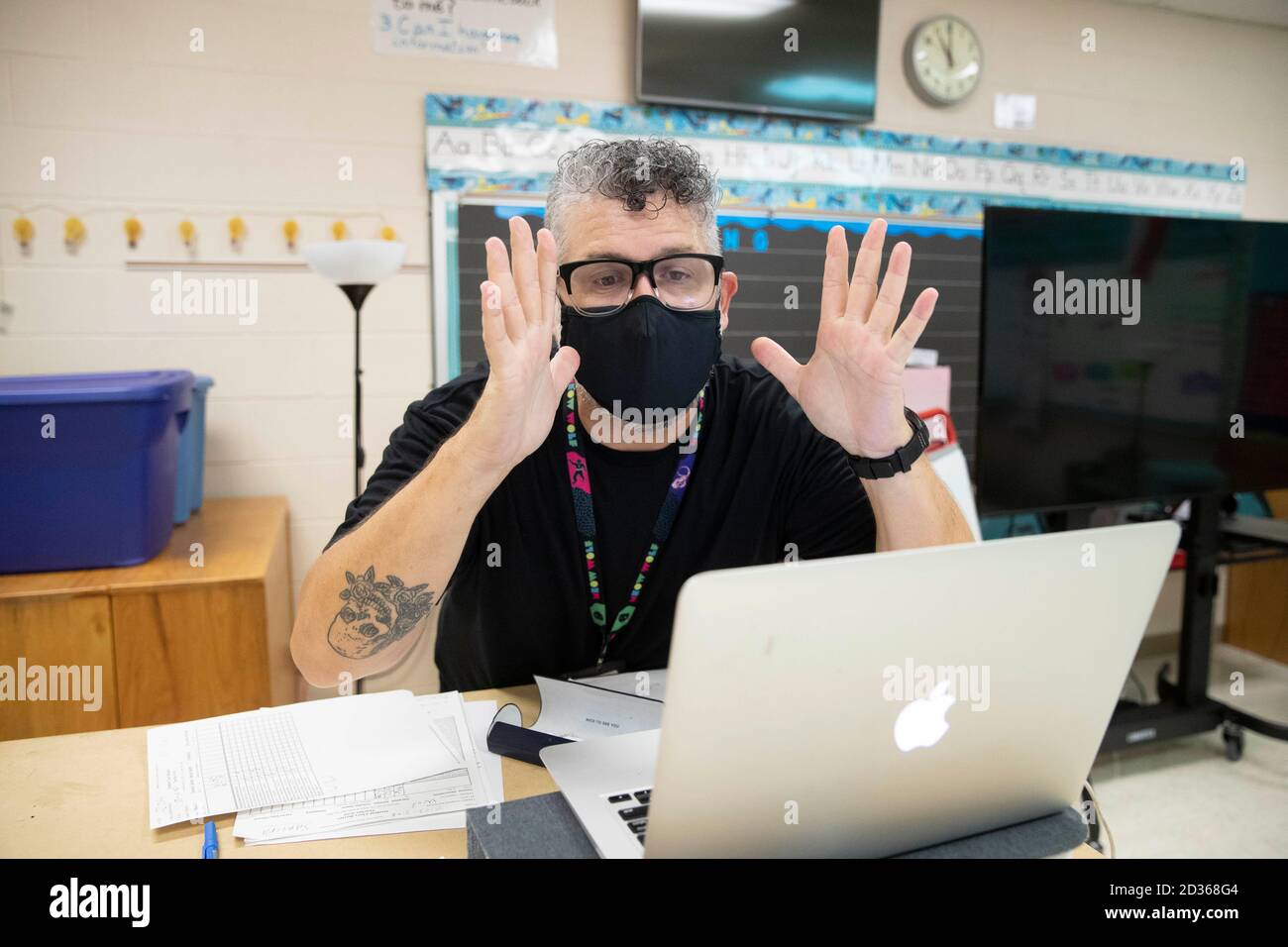 Austin, TX USA 6 octobre 2020: Professeur d'art Kevin Abeyta utilise un ordinateur portable pour enseigner à ses élèves à distance à Campbell Elementary à Austin. L'école publique utilise une combinaison d'apprentissage à distance et en personne pendant la pandémie du coronavirus. Les étudiants en personne restent dans une salle de classe toute la journée plutôt que de marcher dans différentes salles de classe pour d'autres cours, de sorte que l'instruction d'Abeyta est entièrement en ligne. Crédit : Bob Daemmrich/Alay Live News Banque D'Images