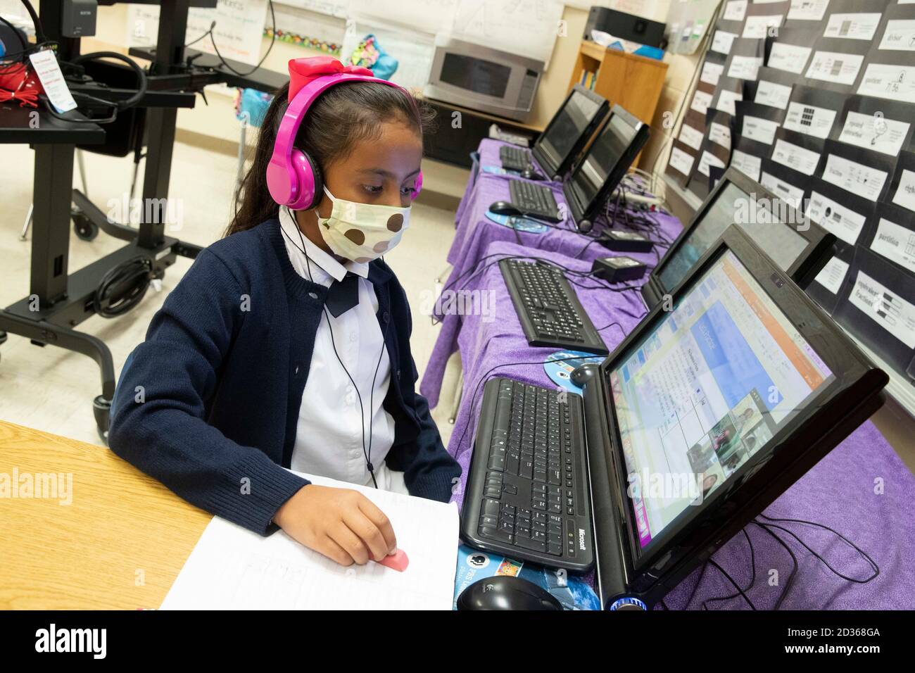 Austin, TX USA 6 octobre 2020: Jasmine Saldivar, étudiante de troisième année, utilise un ordinateur portable pour travailler sur ses leçons alors qu'elle et ses camarades de classe retournent à l'apprentissage en personne pour la première fois depuis mars à Campbell Elementary à Austin. L'école publique utilise une combinaison d'apprentissage à distance et en personne à l'âge du coronavirus. Crédit : Bob Daemmrich/Alay Live News Banque D'Images