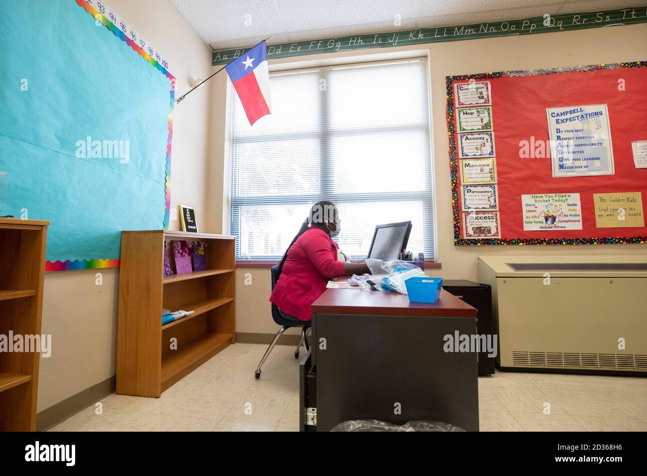 Austin, TX USA 6 octobre 2020: Une enseignante utilise un ordinateur pour enseigner à distance aux élèves de Campbell Elementary à Austin. L'école publique utilise une combinaison d'apprentissage à distance et en personne pendant la pandémie du coronavirus. Les élèves en personne séjournent dans une salle de classe toute la journée plutôt que de marcher dans différentes salles pour d'autres cours, de sorte que l'instruction de cet enseignant est entièrement en ligne. Crédit : Bob Daemmrich/Alay Live News Banque D'Images