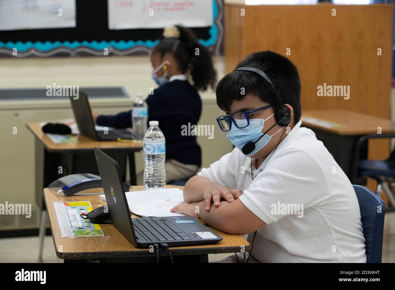 Austin, TX USA 6 octobre 2020: Les élèves de troisième année portant un masque retournent à l'apprentissage en personne à Campbell Elementary à Austin pour la première fois depuis mars. L'école publique utilise une combinaison d'apprentissage à distance et en classe à l'âge du coronavirus. Crédit : Bob Daemmrich/Alay Live News Banque D'Images