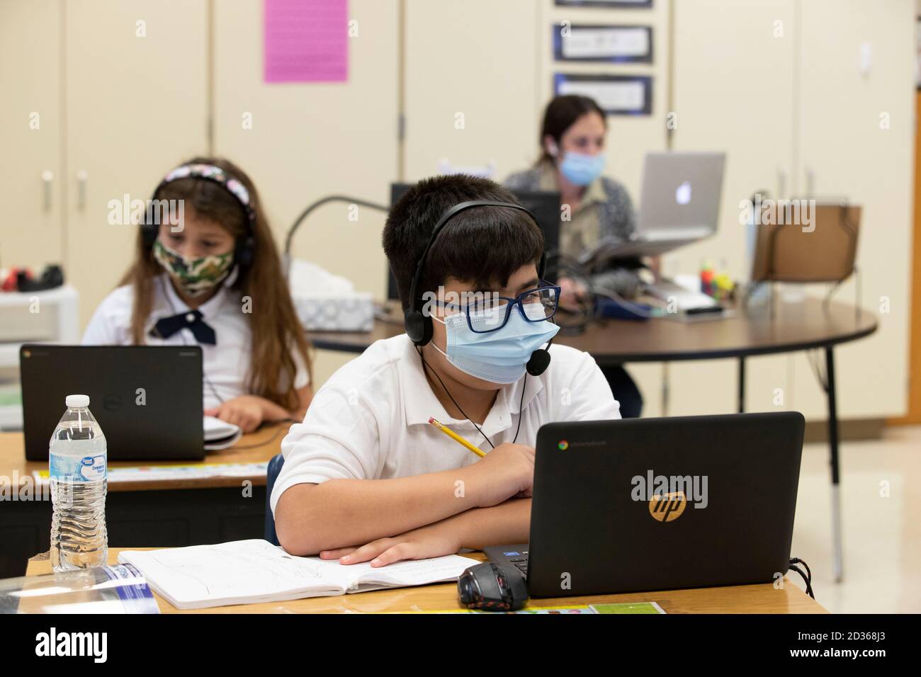 Austin, TX USA 6 octobre 2020: Les élèves de troisième année portant un masque retournent à l'apprentissage en personne à Campbell Elementary à Austin pour la première fois depuis mars. L'école publique utilise une combinaison d'apprentissage à distance et en classe à l'âge du coronavirus. Crédit : Bob Daemmrich/Alay Live News Banque D'Images