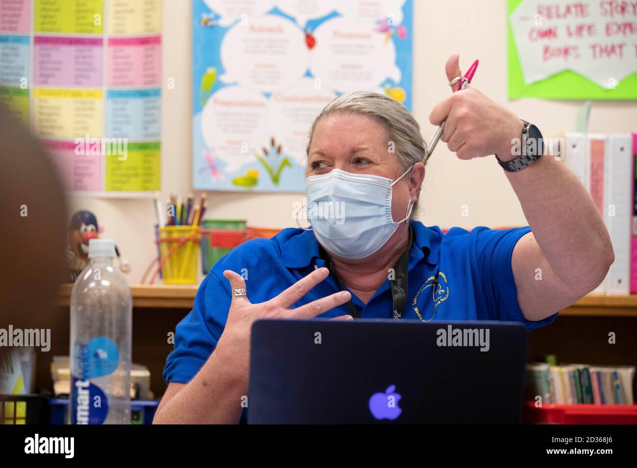 Austin, TX USA 6 octobre 2020: Sous la surveillance soigneuse de l'enseignant de quatrième classe Clarissa Hobbs et avec beaucoup de PPE prêt, l'apprentissage en personne prend encore une fois au cours de la deuxième journée de cours à Campbell Elementary à Austin. Le campus public du district scolaire indépendant d'Austin utilise une combinaison d'apprentissage à distance et en personne à l'âge du coronavirus. Crédit : Bob Daemmrich/Alay Live News Banque D'Images