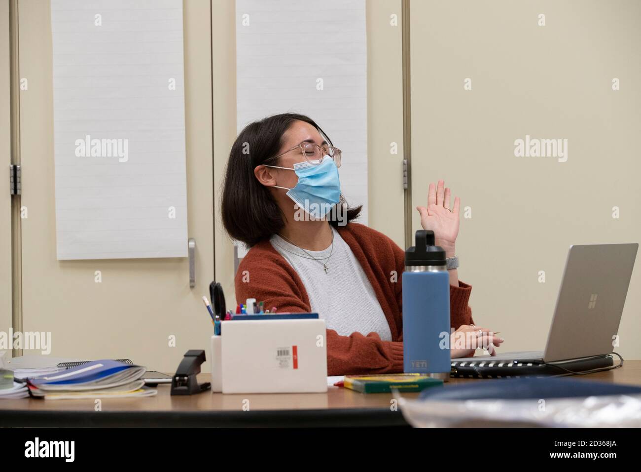Austin, TX USA 6 octobre 2020: Une enseignante utilise un ordinateur pour enseigner à distance aux élèves de Campbell Elementary à Austin. L'école publique utilise une combinaison d'apprentissage à distance et en personne pendant la pandémie du coronavirus. Les élèves en personne séjournent dans une salle de classe toute la journée plutôt que de marcher dans différentes salles pour d'autres cours, de sorte que l'instruction de cet enseignant est entièrement en ligne. Crédit : Bob Daemmrich/Alay Live News Banque D'Images