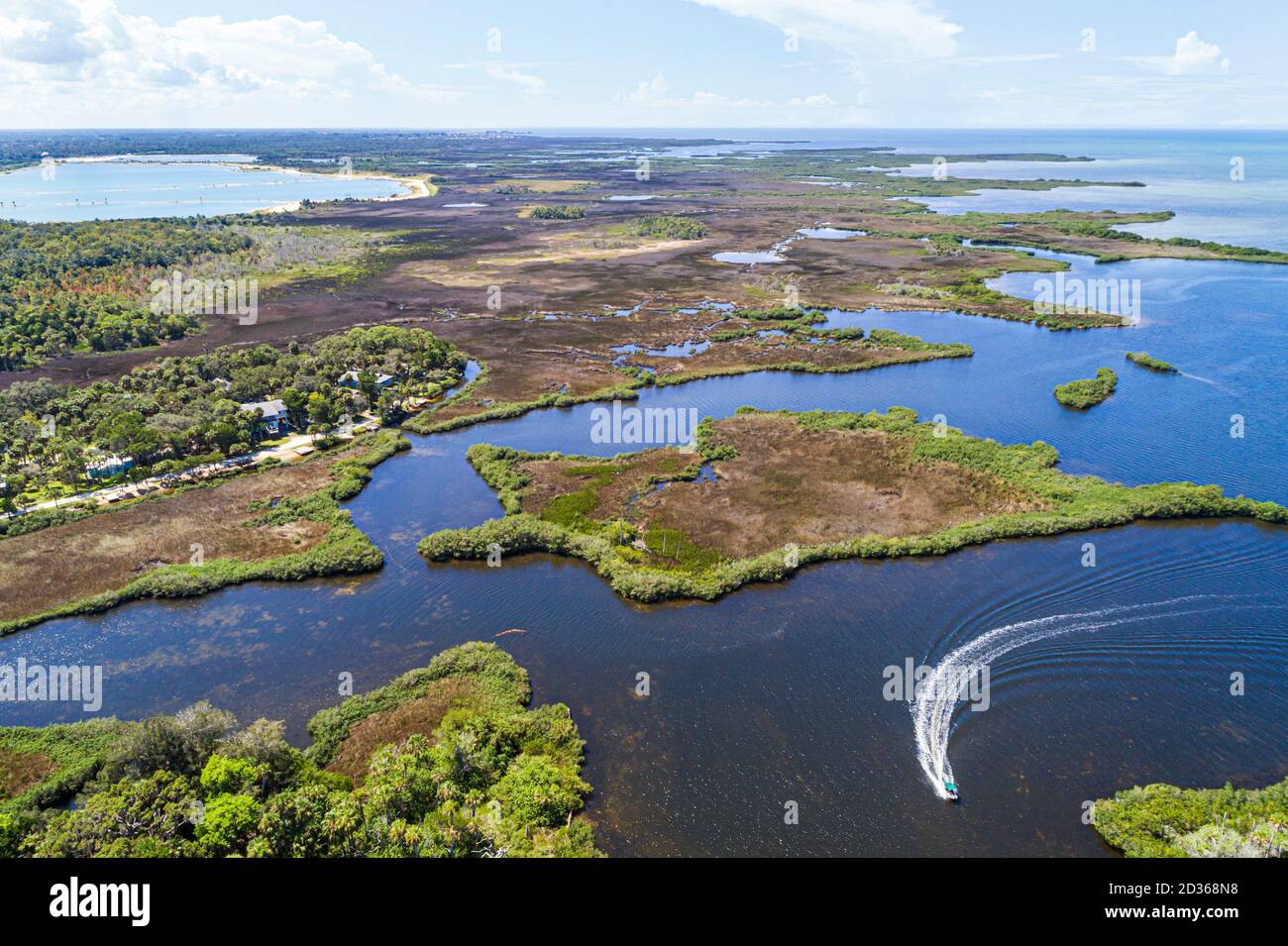 Floride,Aripeka,Golfe du Mexique,eau de Hammock Creek,communauté de bord de mer, les îles de mangrove maisons de bord de mer canaux, paysage naturel marécages, aérien plus Banque D'Images