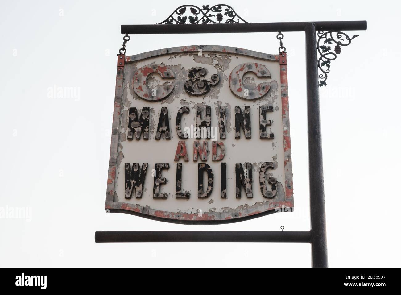 Idaho Springs, Colorado - 18 septembre 2020 : panneau ancien et rouillé pour C&C machine and Welding Banque D'Images