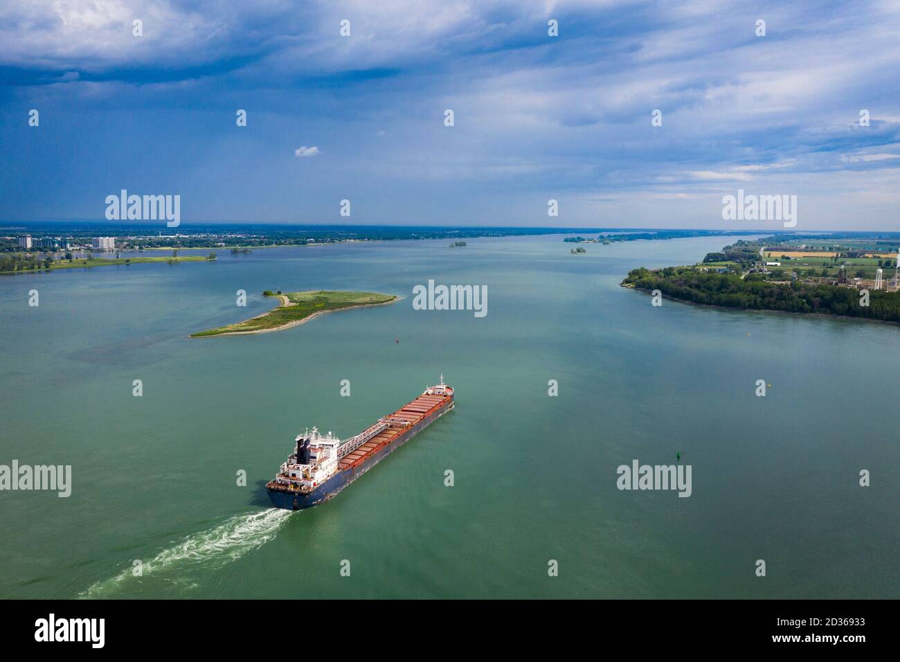 Vue aérienne d'un navire à conteneurs qui va en aval dans le fleuve Saint-Laurent près du port de Montréal au Canada Banque D'Images