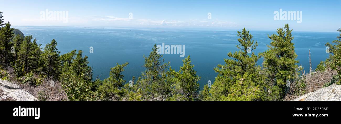 Vue panoramique sur le fleuve Saint-Laurent en été au Canada. Banque D'Images