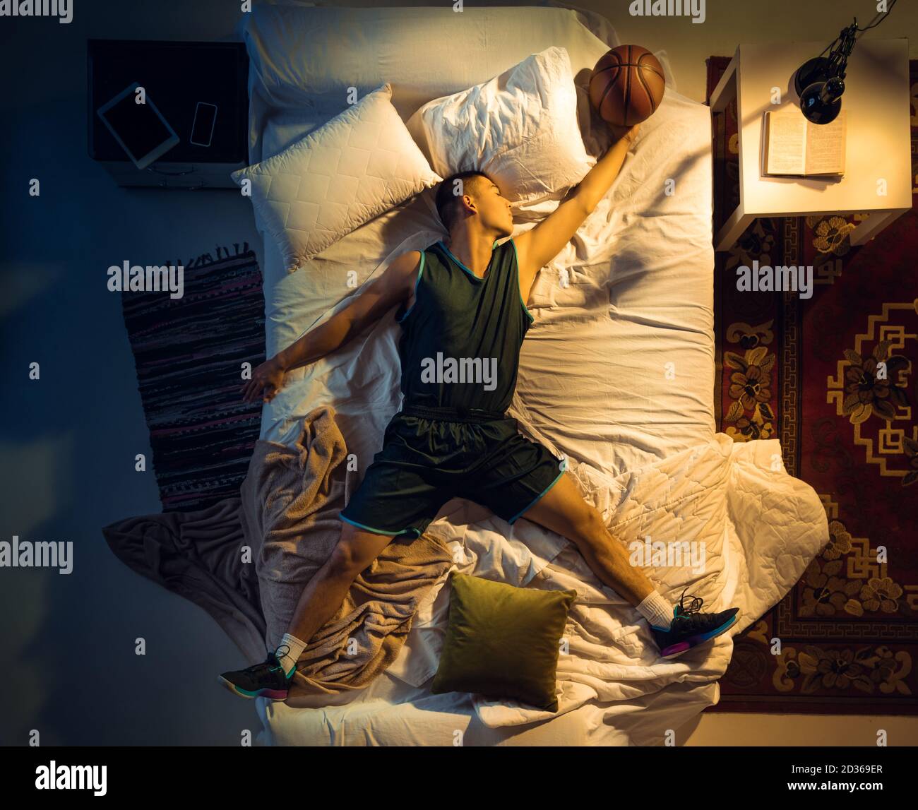 Champion. Vue de dessus d'un jeune joueur de basketball professionnel