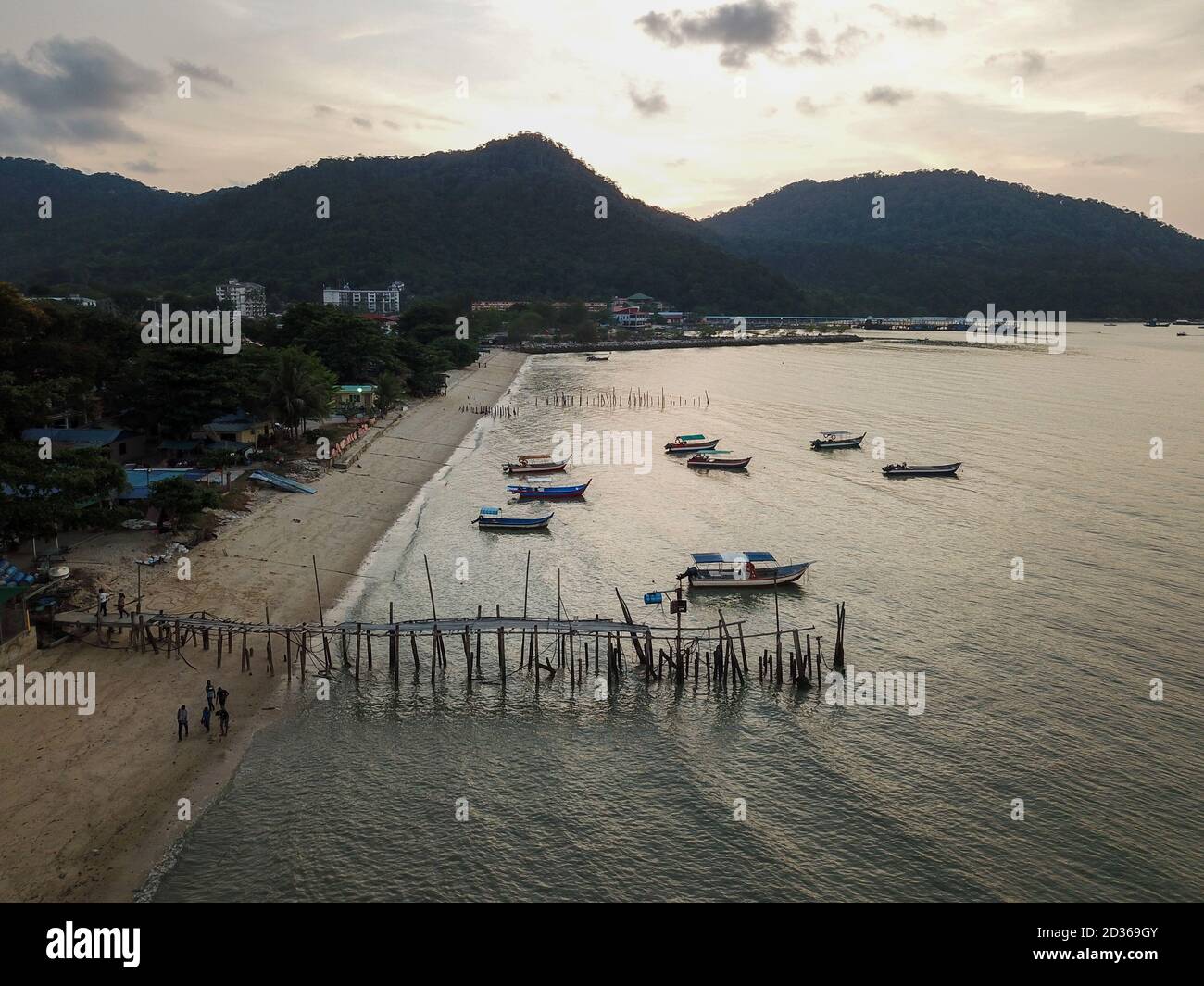 Teluk Bahang, Penang/Malaysia - 08 2020 mars : vue aérienne coucher de soleil au village de pêcheurs de Teluk Bahang. Banque D'Images