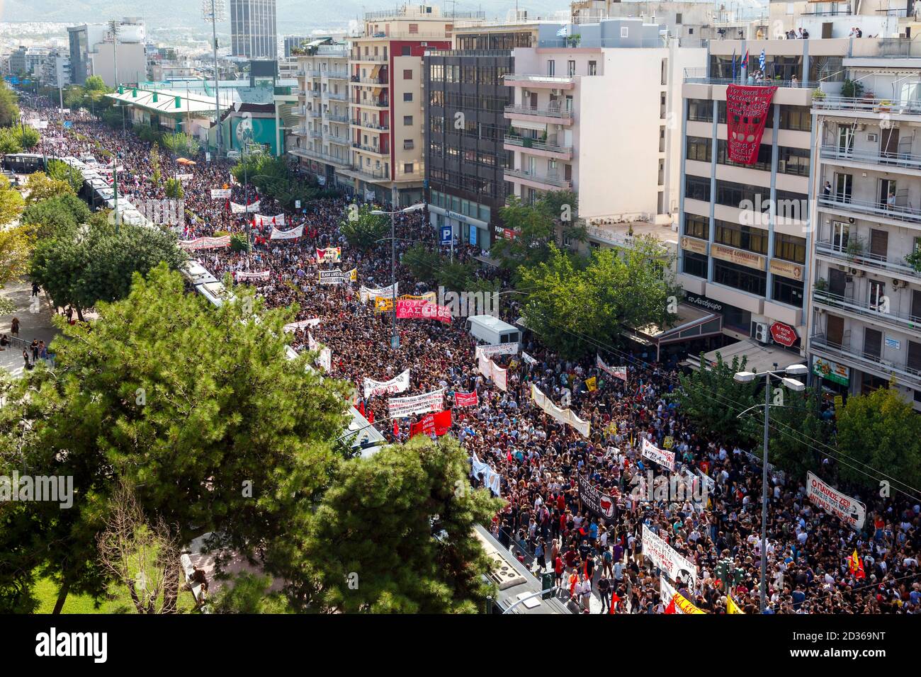 Des milliers de personnes protestant à Athènes, en Grèce, en attendant le verdict du 'procès de l'Aube dorée', le procès le plus important depuis 50 ans Banque D'Images