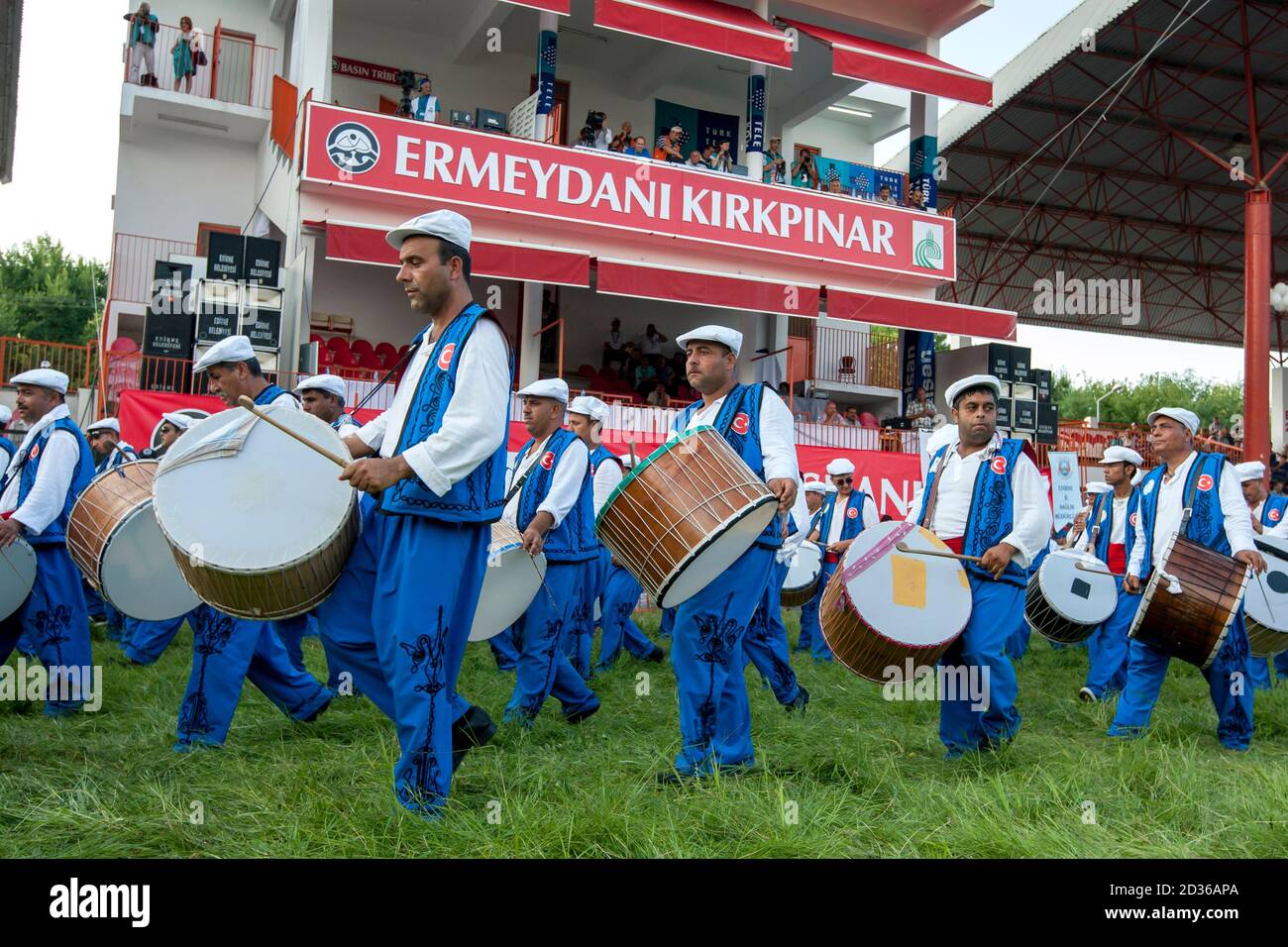 Des musiciens tziganes se produisent lors de la cérémonie d'ouverture au Kirkpinar Turque Oil Wrestling Festival à Edirne en Turquie. Banque D'Images