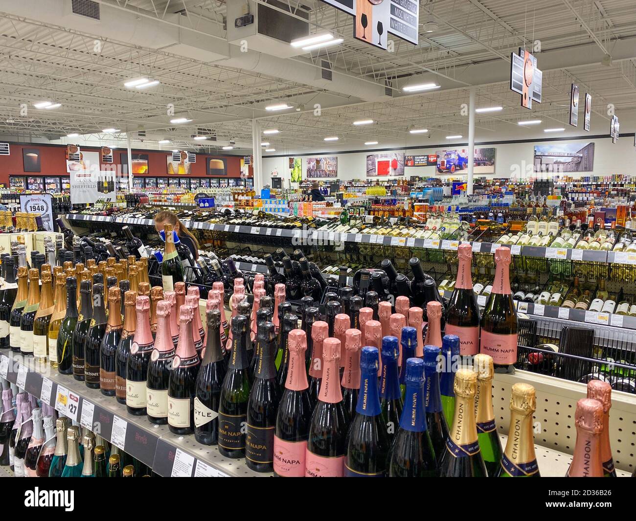 Springfield,il/USA - 10/2/20: Un aperçu de l'intérieur d'un magasin d'alcool de Binny's Beverage Depot à Springfield, il. Banque D'Images