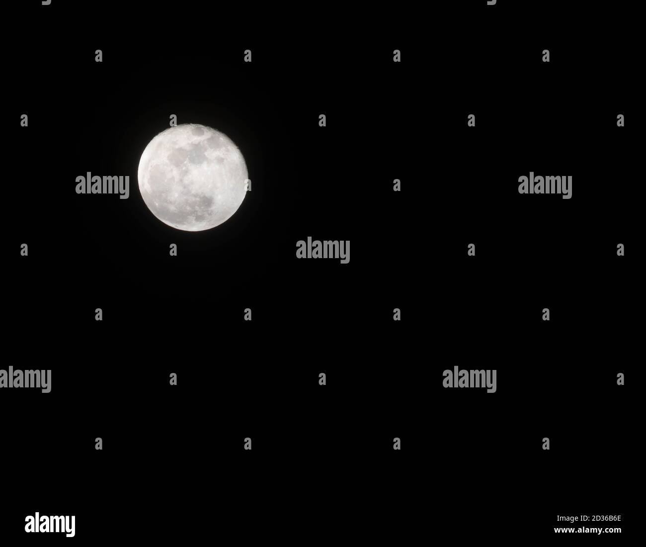 Pleine lune dans un ciel dégagé en janvier Banque D'Images