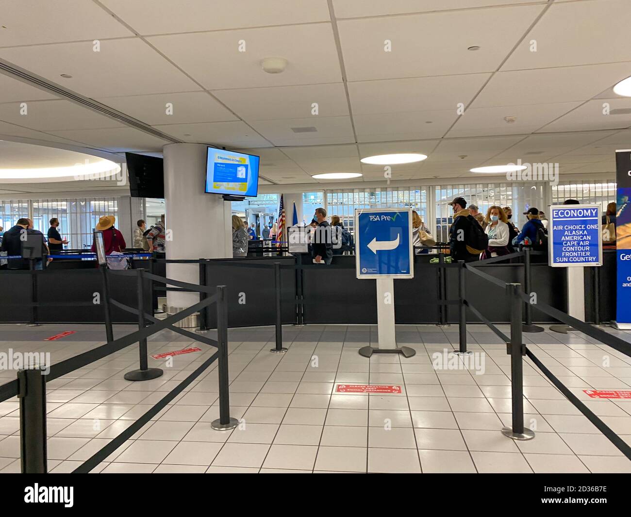 St. Louis, Mo/USA - 10/4/20: Les personnes qui passent par la ligne de sécurité à St. Louis, aéroport international Mo Lambert STL. Banque D'Images