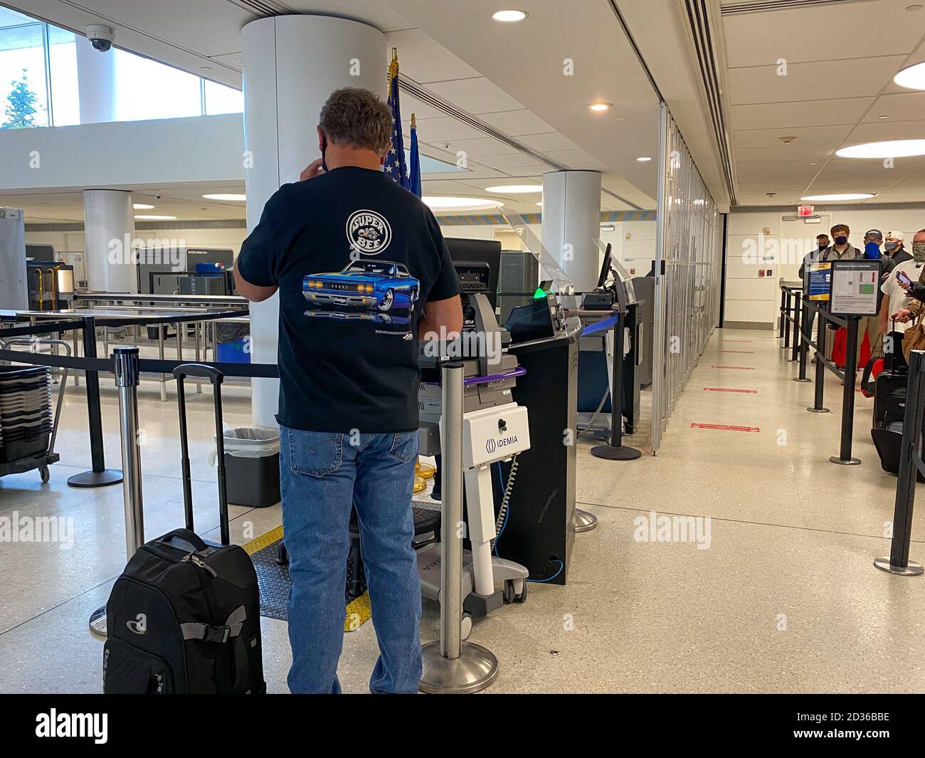 St. Louis, Mo/USA - 10/4/20: Les personnes qui passent par la ligne de sécurité à St. Louis, aéroport international Mo Lambert STL. Banque D'Images