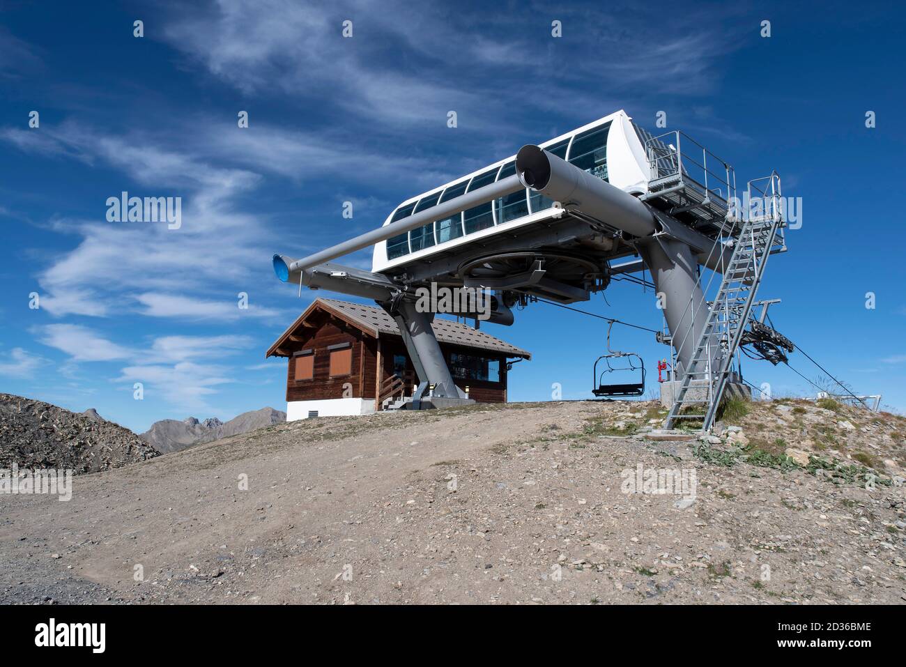 Télésiège au sommet d'une montagne dans les Alpes en été Banque D'Images