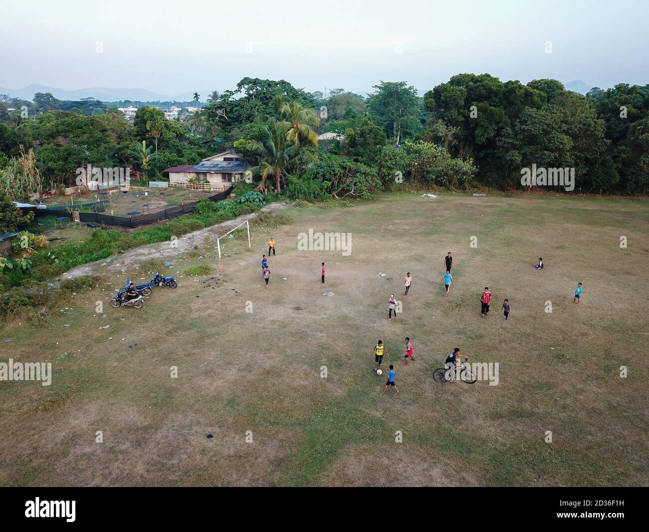 Seberang Perai, Penang/Malaysia - Mar 20 2020: Les enfants locaux jouent dans le terrain de football. Banque D'Images