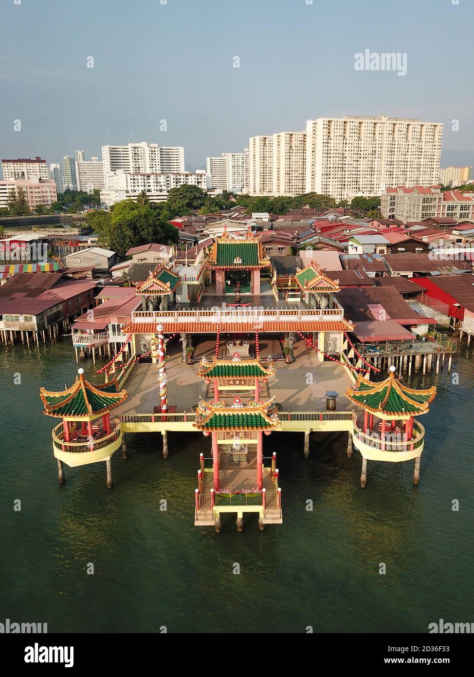 Georgetown, Penang/Malaysia - Mar 21 2020 : temple flottant Hean Boo Thean à la jetée du clan. Banque D'Images