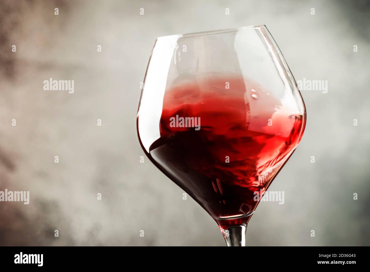 Vin rouge sec espagnol, éclaboussure dans le verre, du raisin tempranillo,  fond en pierre grise, défoqué en mouvement, faible profondeur de champ  Photo Stock - Alamy