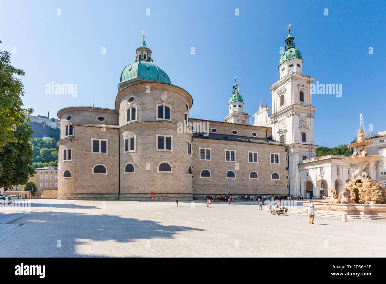 Cathédrale de Salzbourg (Dom zu Salzburg) lors d'une journée ensoleillée d'été, de nombreux touristes et des habitants de la région sont vus au loin. Banque D'Images