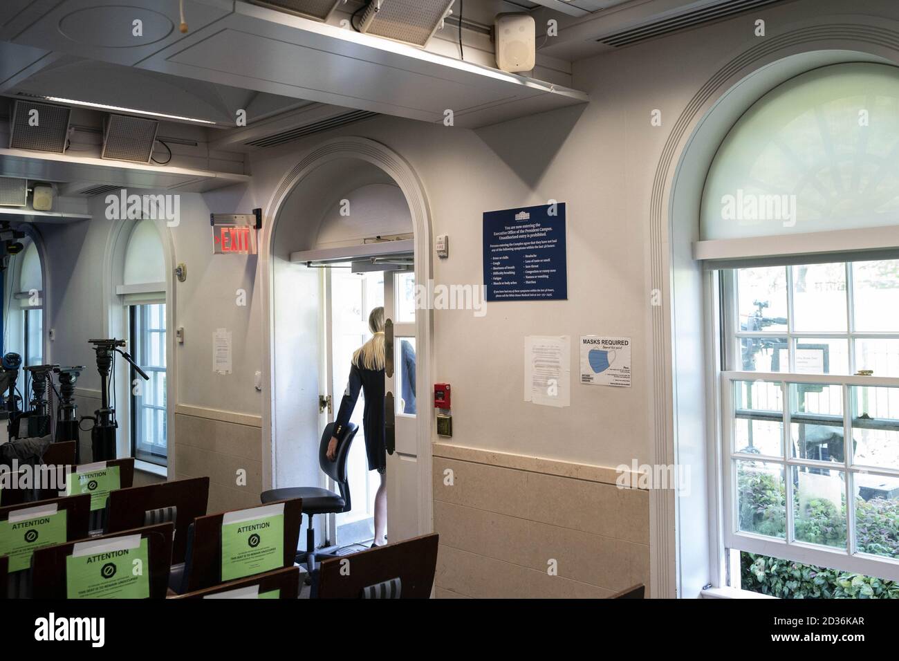 Washington, États-Unis. 07e octobre 2020. Un membre du corps de presse de la Maison-Blanche commande un fauteuil de bureau pour travailler à l'extérieur de la salle de presse James S. Brady de la Maison-Blanche pendant la pandémie du coronavirus à Washington, DC, États-Unis, le mercredi 7 octobre 2020. Photo de Sarah Silbiger/UPI crédit: UPI/Alay Live News Banque D'Images