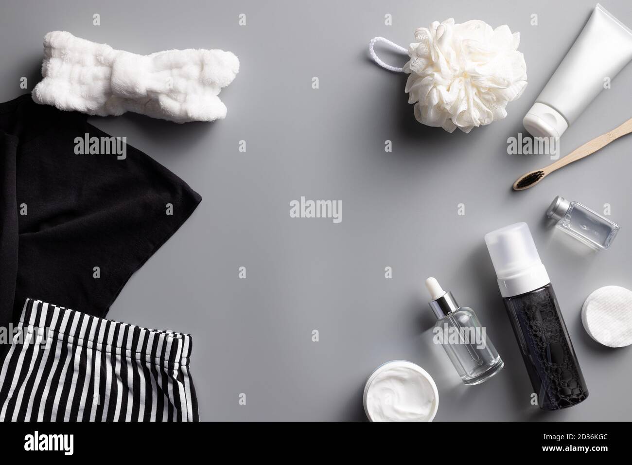 pyjama noir et blanc et un ensemble de cosmétiques pour une routine de beauté du soir. Banque D'Images