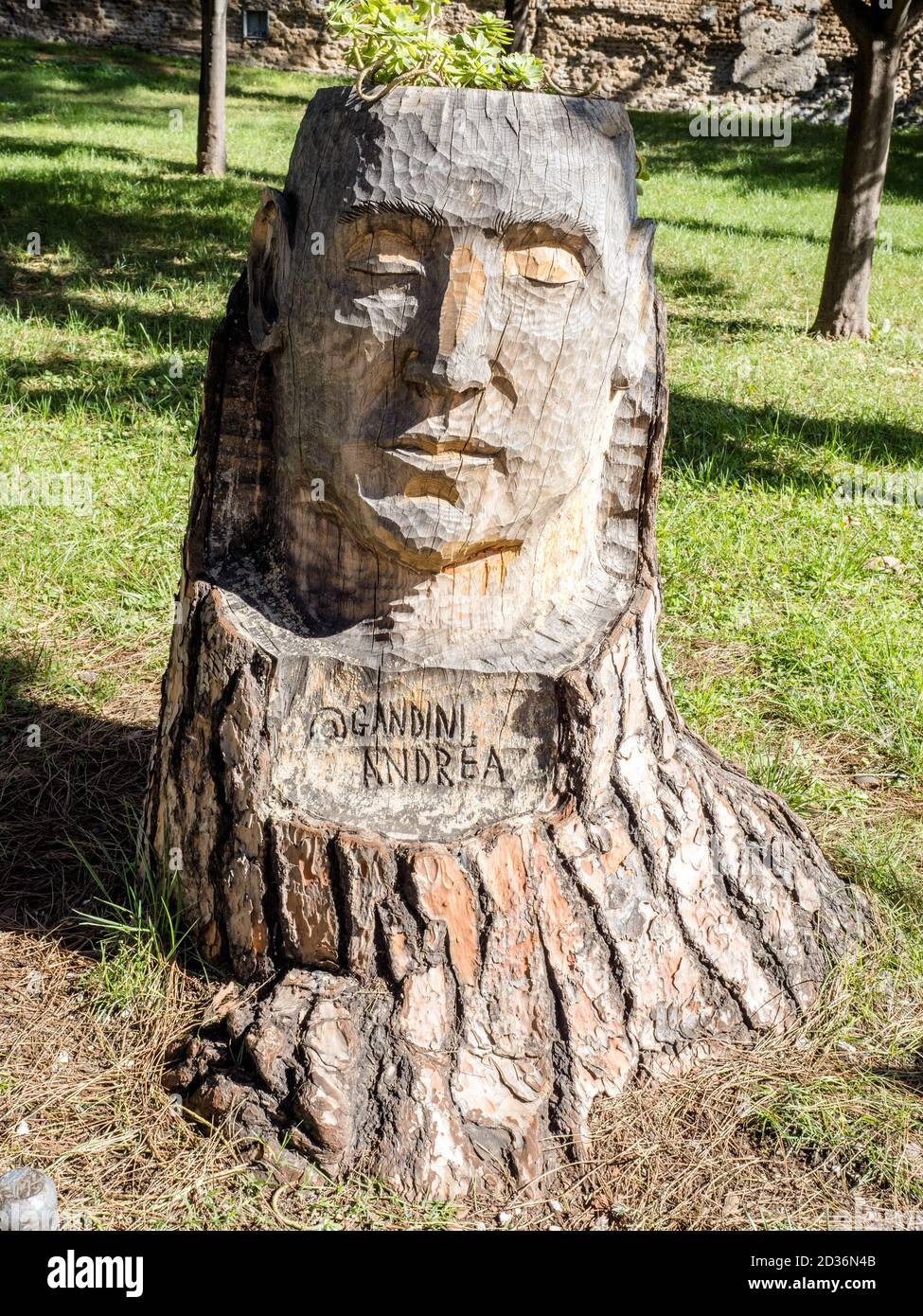 Sculpture en bois représentant un visage dans le jardin des arbres Orange (giardino degli Aranci) sur la colline Aventin - Rome, Italie Banque D'Images