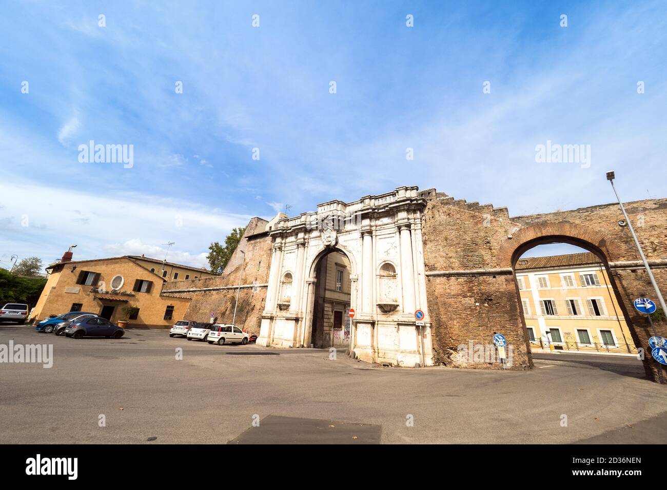 Porta Portese est une ancienne porte d'entrée de la ville, située au bout de la via Portuense, à environ un pâté de maisons des rives du Tibre, à l'extrémité sud du Rione Trastevere - Rome, Italie Banque D'Images