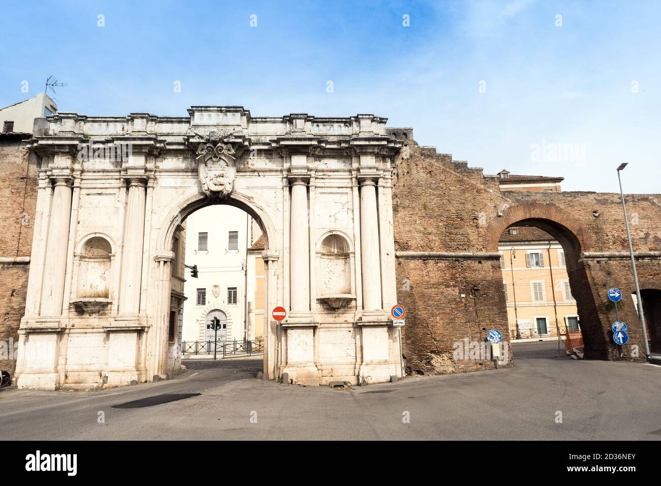 Porta Portese est une ancienne porte d'entrée de la ville, située au bout de la via Portuense, à environ un pâté de maisons des rives du Tibre, à l'extrémité sud du Rione Trastevere - Rome, Italie Banque D'Images