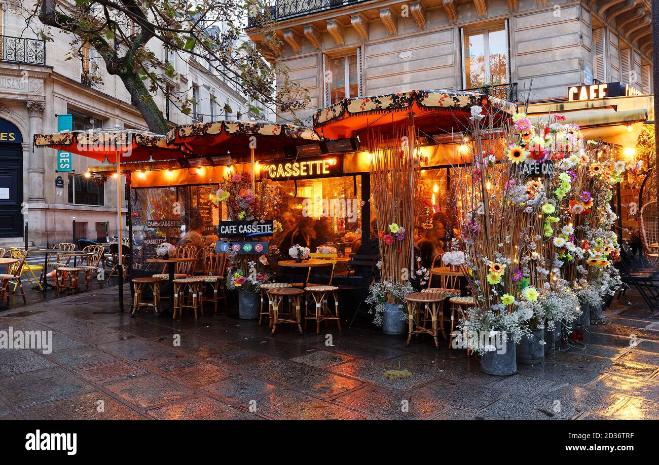 Le café français traditionnel cassette décoré de fleurs. Il est situé dans  le quartier de Saint Germain à Paris Photo Stock - Alamy