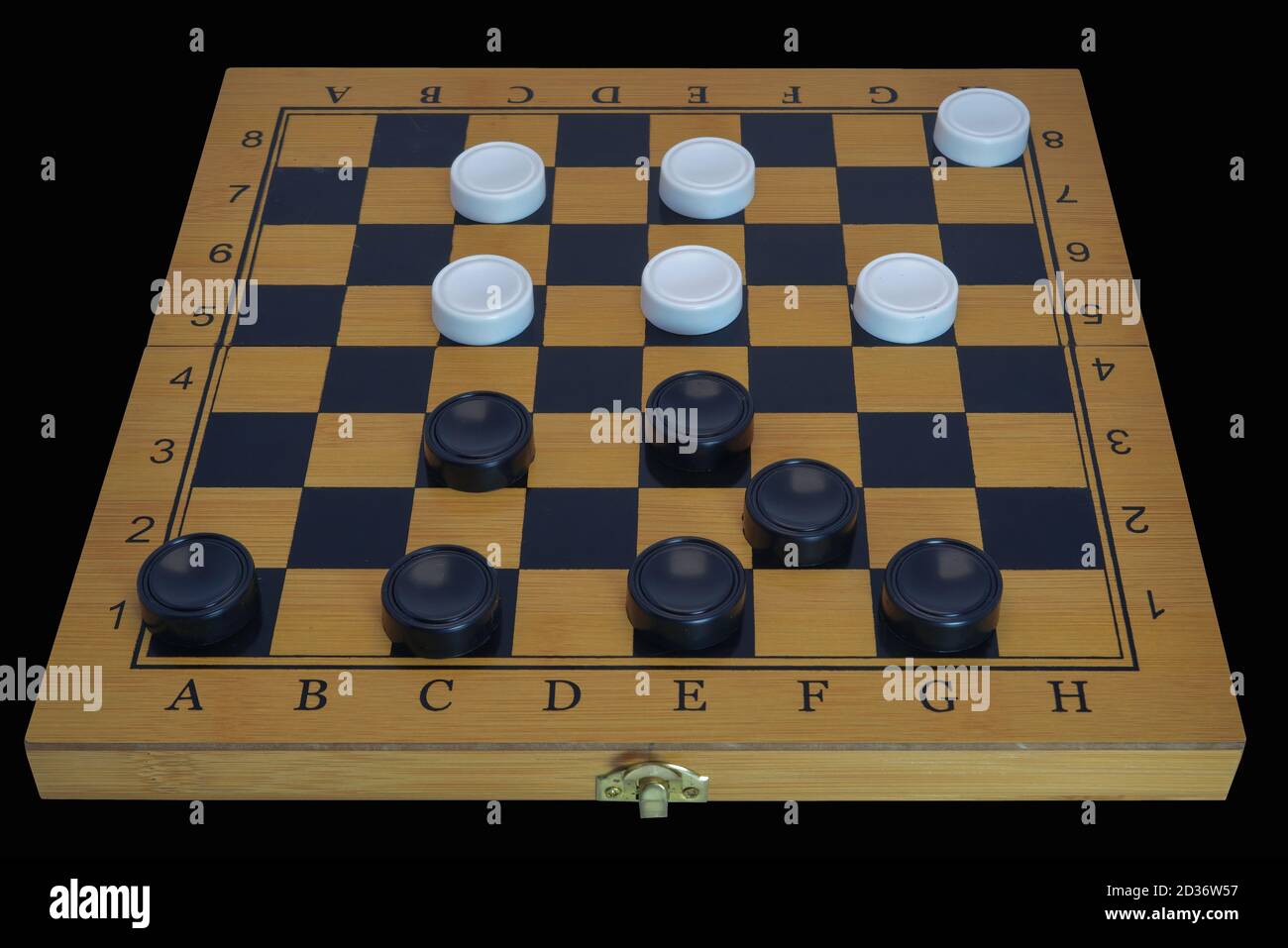 Jeu de société Checkers. Carte avec vérificateurs isolée sur un arrière-plan noir. Banque D'Images