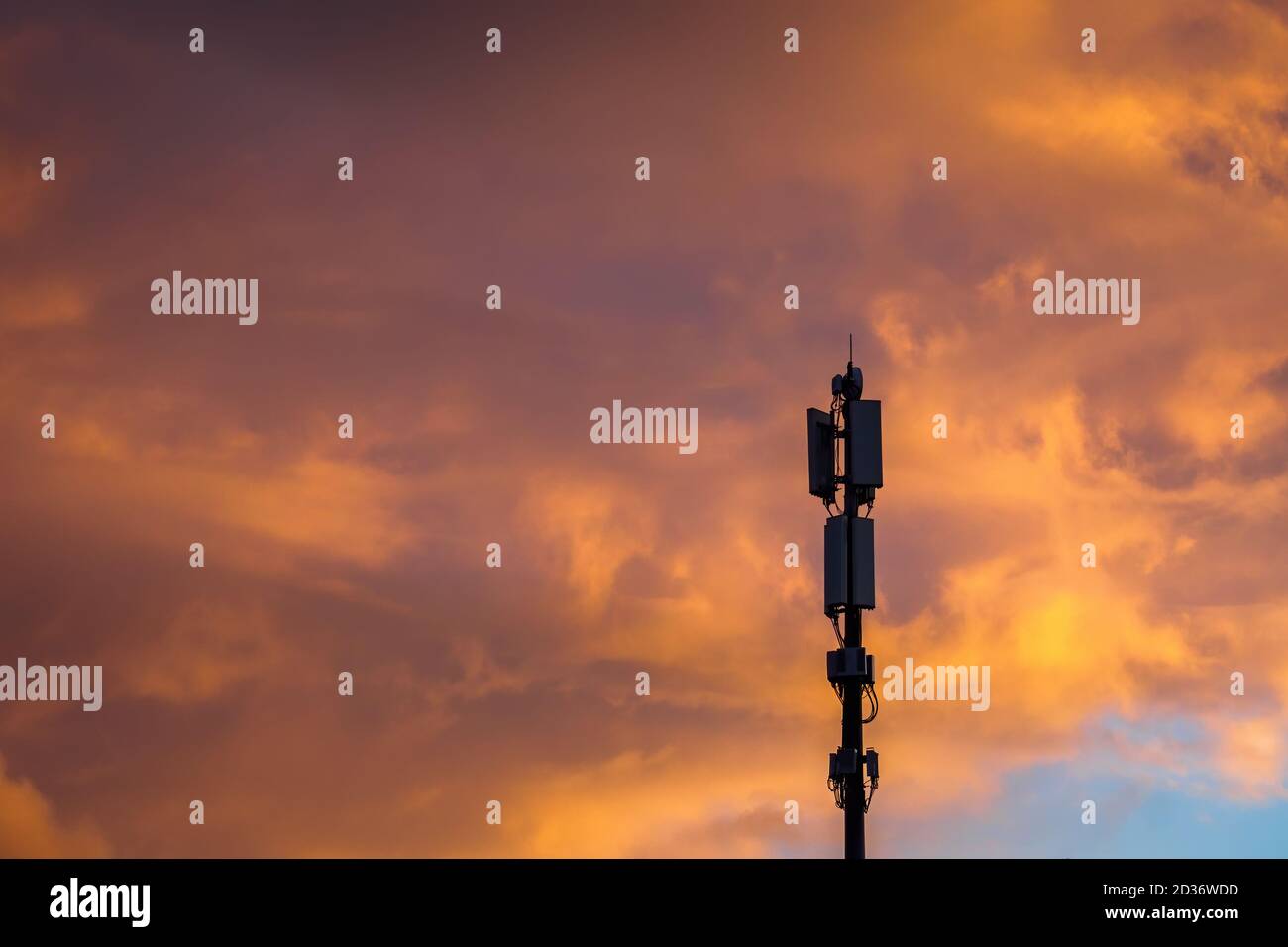 Tour de communications cellulaires sur fond de nuages éclatants et spectaculaires le soir, espace de copie Banque D'Images