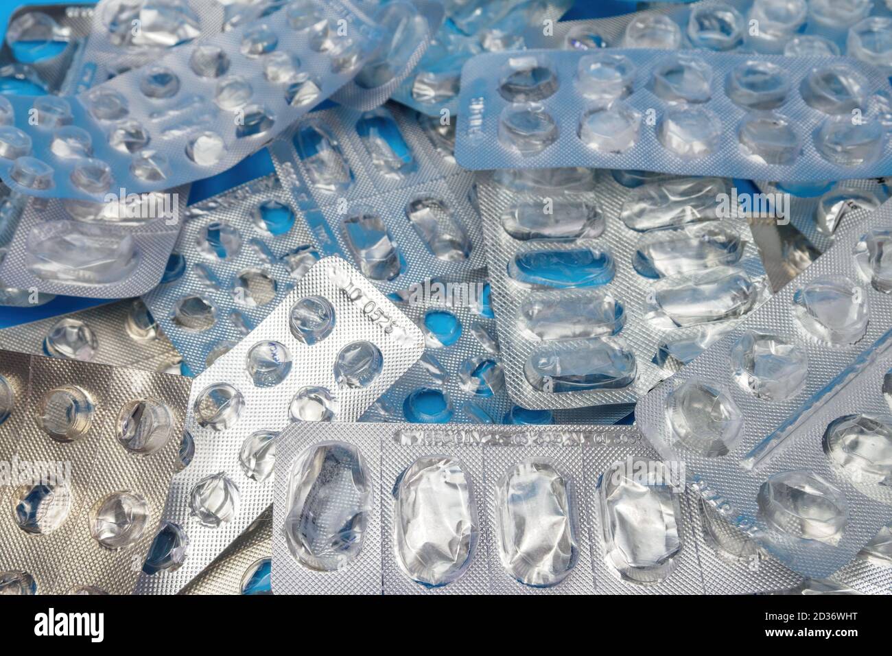 Beaucoup utilisé plaquettes thermoformées sans pilules sur fond bleu. Concept médical et de soins de santé Banque D'Images