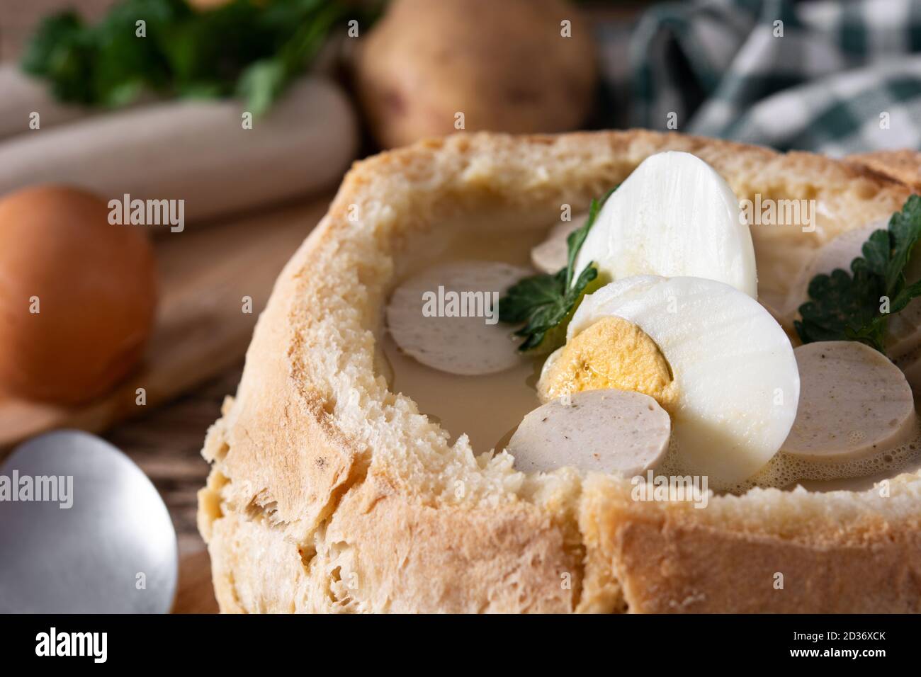 Zurek. Soupe polonaise traditionnelle sur une table en bois Banque D'Images