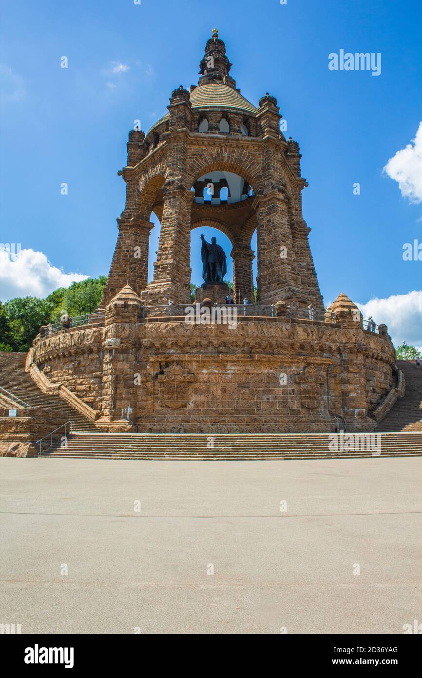 Porta Westfalica, Allemagne - juin 22 2020 : l'empereur William Monument près de la ville de Porta Westfalica, Rhénanie-du-Nord Westphalie en Allemagne. Uniquement un technicien de maintenance Banque D'Images